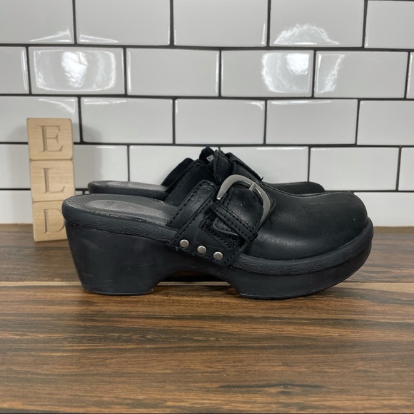 CROCS Cobbler Buckle Black Leather Cushioned Clogs - Picture 3 of 13